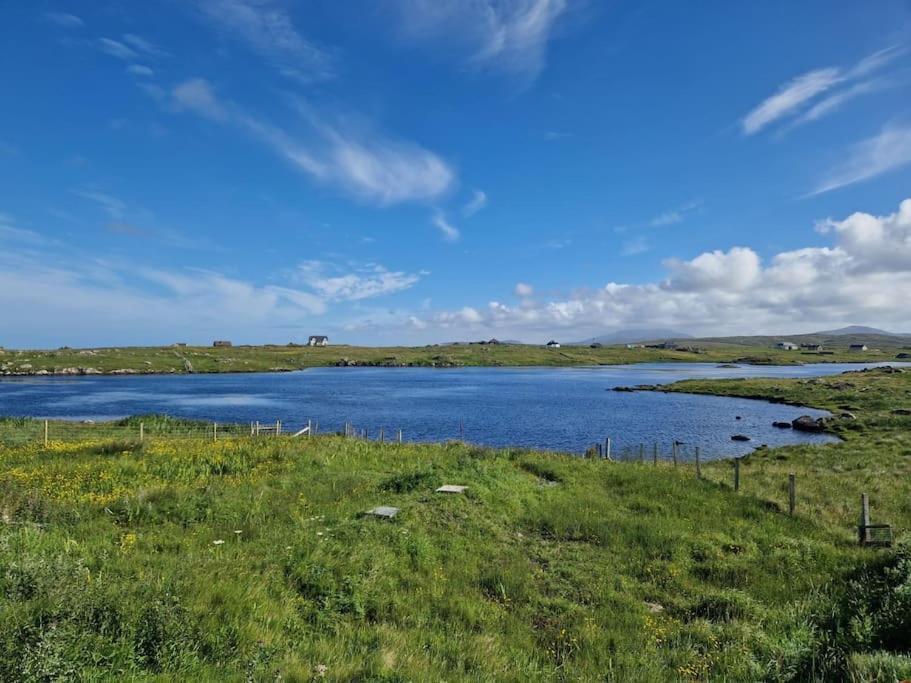 Villa Loch An Eilean Pod Isle Of South Uist Pollachara Exterior foto
